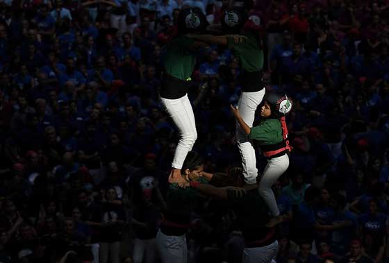 بحضور الآلاف.. بروج بشرية بالوان زاهية في كاتالونيا صورة رقم 6