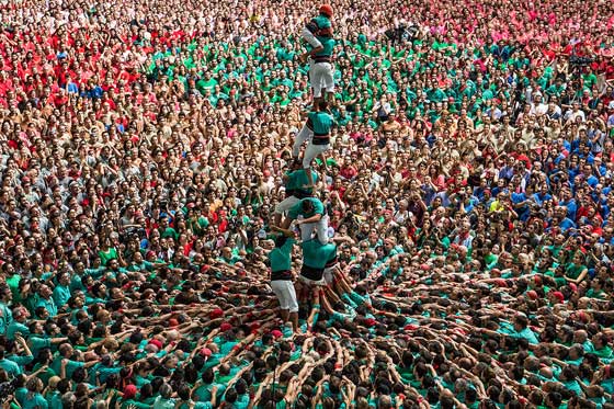 بحضور الآلاف.. بروج بشرية بالوان زاهية في كاتالونيا صورة رقم 9