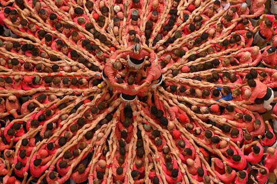 بحضور الآلاف.. بروج بشرية بالوان زاهية في كاتالونيا صورة رقم 10