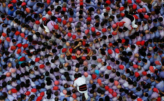 بحضور الآلاف.. بروج بشرية بالوان زاهية في كاتالونيا صورة رقم 18