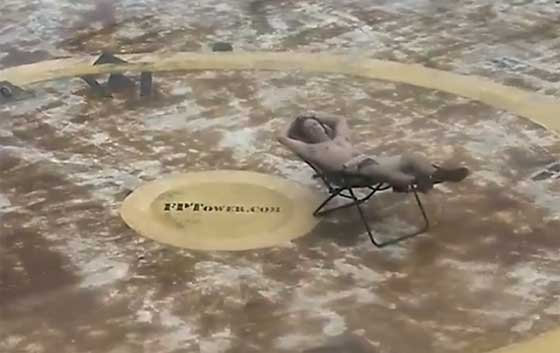 صور وفيديو.. رجل يستلقي مسترخيا على برج خلال اعصار ماثيو صورة رقم 1