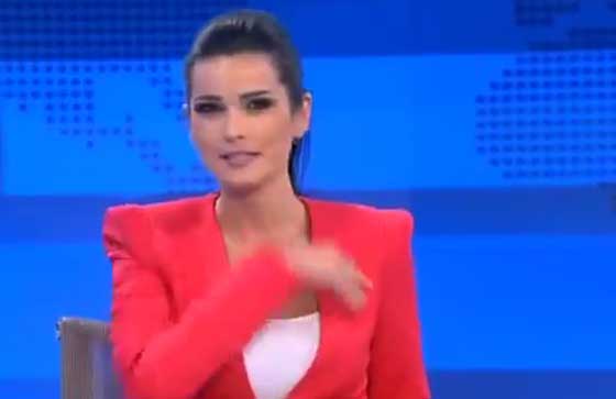 ذبابة تضع مذيعة عربية بموقف محرج يخلصها منه المخرج! فيديو صورة رقم 4