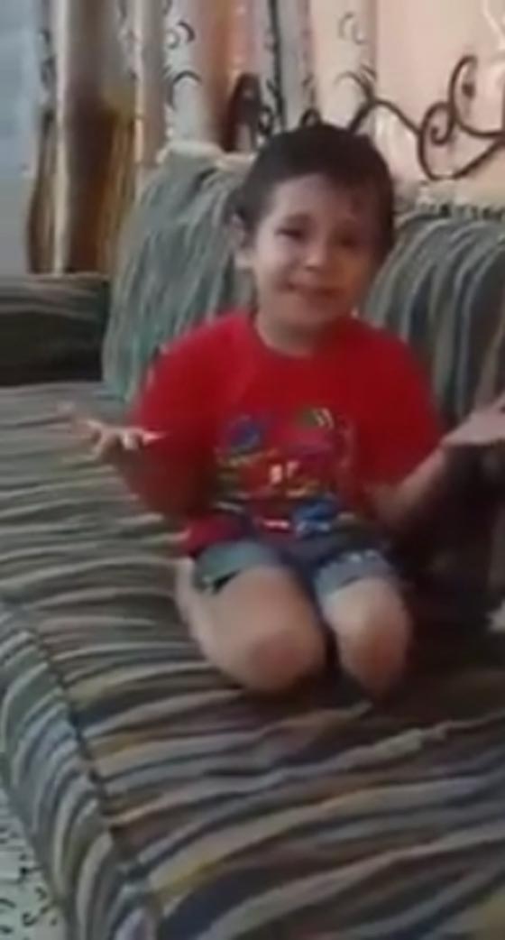 فيديو طفل عراقي رائع يلقي قصيدة مؤثرة عن الأم صورة رقم 1