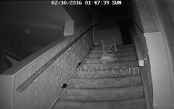 فيديو مرعب: اشباح تدفع عربة طفل أسفل سلم وروح شريرة تسكن المنزل! صورة رقم 2