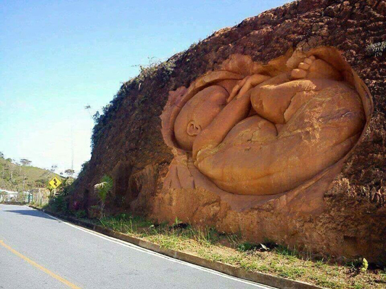 صور الجبل الحامل ومنحوتة جنين في بطن تجذب الملايين صورة رقم 4