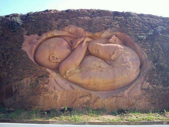صور الجبل الحامل ومنحوتة جنين في بطن تجذب الملايين صورة رقم 5