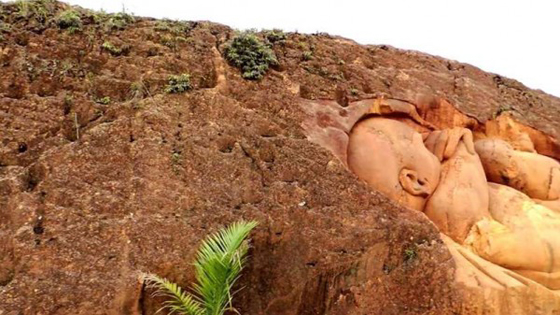 صور الجبل الحامل ومنحوتة جنين في بطن تجذب الملايين صورة رقم 8