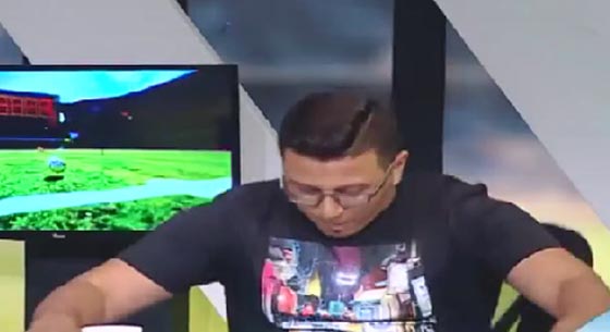 شاب مصري يتعرض لموقف مضحك وهو يقلد معلق رياضي.. فيديو صورة رقم 2