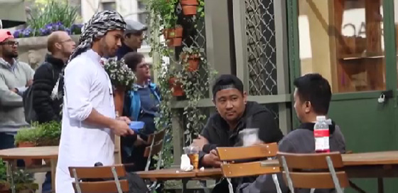 فيديو مؤثر: رد فعل أمريكيين وهو يسمعون القرآن لأول مرة من مسلم  صورة رقم 5