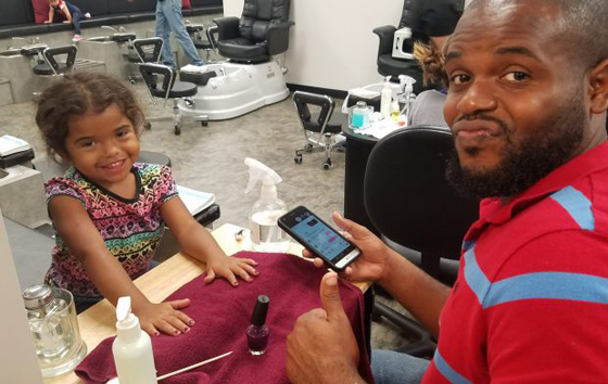 امريكي يعلم الرجال طلاء الاظافر وربط الضفائر لطفلاتهن صورة رقم 3