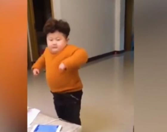 فيديو طريف: طفل صيني ثقيل الوزن خفيف الدم في وصلة رقص حماسية  صورة رقم 2