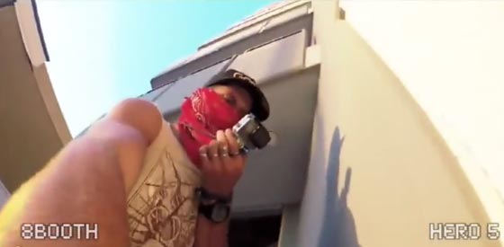 فيديو وصور اثارت الذعر: متهوّر القى بنفسه من أعلى مبنى صورة رقم 1 فيديو وصور اثارت الذعر: متهوّر القى بنفسه من أعلى مبنى صورة رقم 1