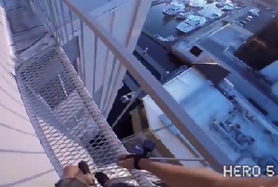 فيديو وصور اثارت الذعر: متهوّر القى بنفسه من أعلى مبنى صورة رقم 2 فيديو وصور اثارت الذعر: متهوّر القى بنفسه من أعلى مبنى صورة رقم 2