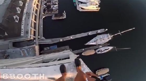 فيديو وصور اثارت الذعر: متهوّر القى بنفسه من أعلى مبنى صورة رقم 3 فيديو وصور اثارت الذعر: متهوّر القى بنفسه من أعلى مبنى صورة رقم 3