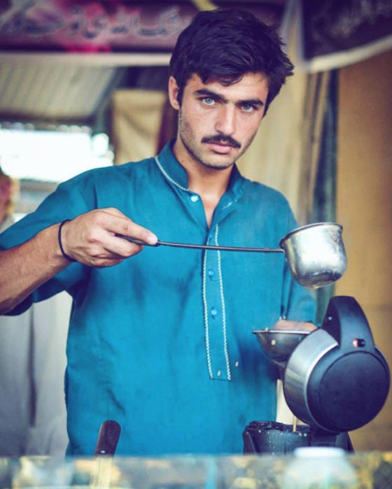 هكذا تحول بائع شاي باكستاني إلى عارض أزياء بفضل صورة واحدة! صورة رقم 1 هكذا تحول بائع شاي باكستاني إلى عارض أزياء بفضل صورة واحدة! صورة رقم 1