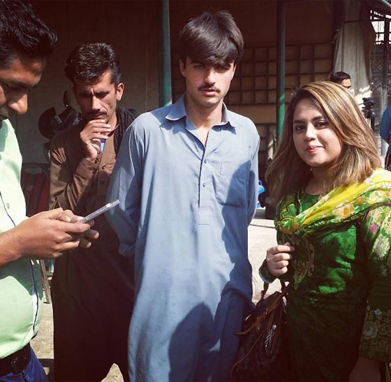 هكذا تحول بائع شاي باكستاني إلى عارض أزياء بفضل صورة واحدة! صورة رقم 3 هكذا تحول بائع شاي باكستاني إلى عارض أزياء بفضل صورة واحدة! صورة رقم 3