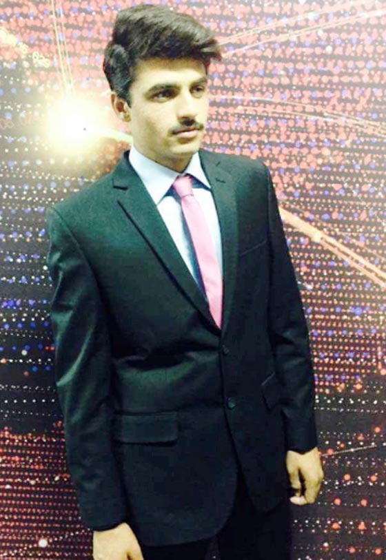 هكذا تحول بائع شاي باكستاني إلى عارض أزياء بفضل صورة واحدة! صورة رقم 10 هكذا تحول بائع شاي باكستاني إلى عارض أزياء بفضل صورة واحدة! صورة رقم 10