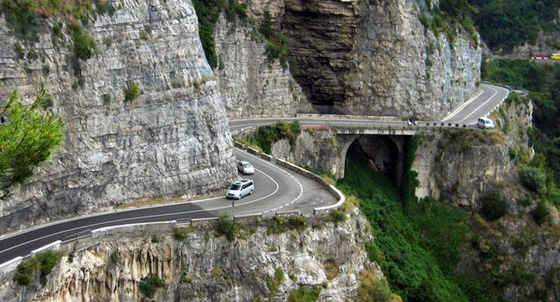 صور أغرب الشوارع الخطيرة في العالم ومنها شارع الموت! صورة رقم 7 صور أغرب الشوارع الخطيرة في العالم ومنها شارع الموت! صورة رقم 7