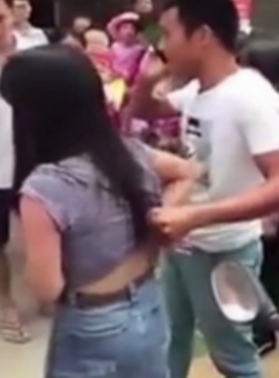 فيديو صادم: ماذا فعل رجل صيني فوجئ برؤية زوجته وعشيقها في الشارع؟ صورة رقم 1 فيديو صادم: ماذا فعل رجل صيني فوجئ برؤية زوجته وعشيقها في الشارع؟ صورة رقم 1