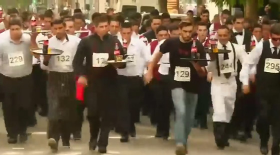 فيديو طريف: مسابقة أسرع نادل ونادلة ي الأرجنتين صورة رقم 2 فيديو طريف: مسابقة أسرع نادل ونادلة ي الأرجنتين صورة رقم 2