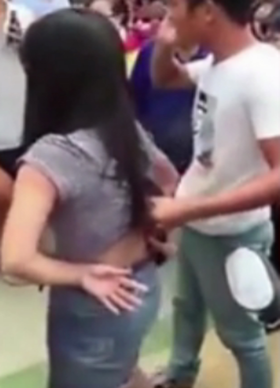 فيديو صادم: ماذا فعل رجل صيني فوجئ برؤية زوجته وعشيقها في الشارع؟ صورة رقم 2 فيديو صادم: ماذا فعل رجل صيني فوجئ برؤية زوجته وعشيقها في الشارع؟ صورة رقم 2