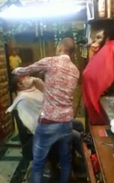  حلاق ينفذ مقلبا طريفا ومرعبا باحد زبائنه.. فيديو صورة رقم 1