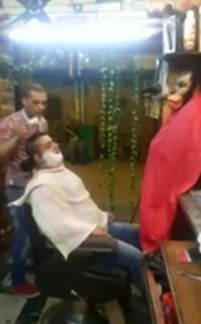  حلاق ينفذ مقلبا طريفا ومرعبا باحد زبائنه.. فيديو صورة رقم 2