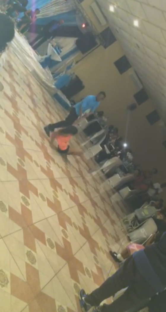  فيديو مضحك ام محرج؟ شاب يسقط فتاة مرتين وهو يراقصها  صورة رقم 1