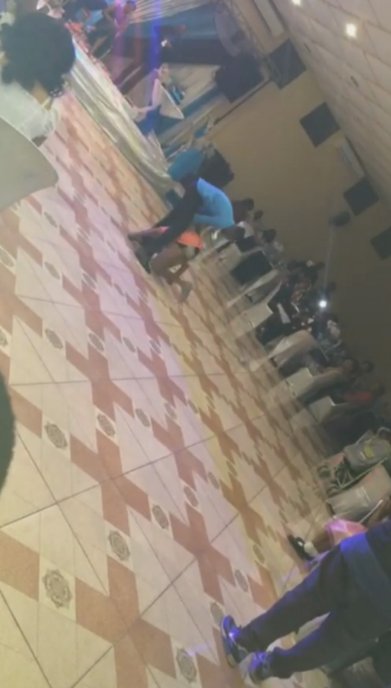  فيديو مضحك ام محرج؟ شاب يسقط فتاة مرتين وهو يراقصها  صورة رقم 2
