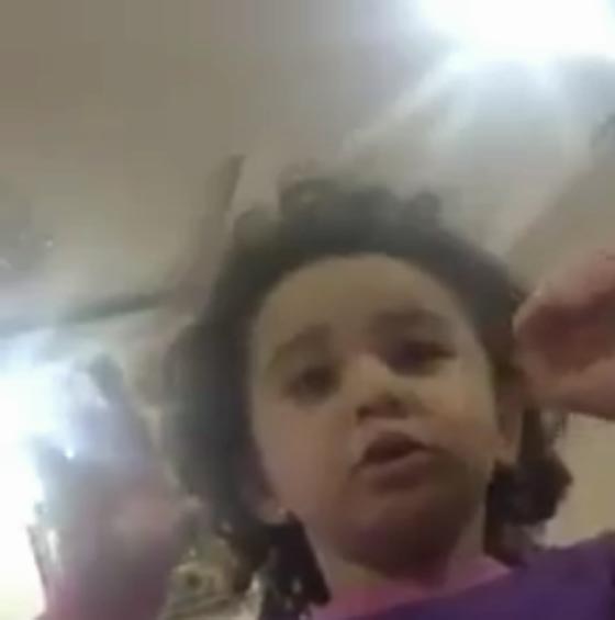 فيديو مذهل لطفلة سورية توبّخ امها لانها تتجمل بالماكياج صورة رقم 1