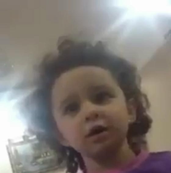 فيديو مذهل لطفلة سورية توبّخ امها لانها تتجمل بالماكياج صورة رقم 3