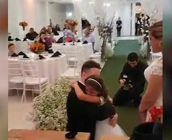 فيديو رومانسي: رجل يعد مفاجأة مؤثرة لابنة زوجته في حفل زفافه صورة رقم 4 فيديو رومانسي: رجل يعد مفاجأة مؤثرة لابنة زوجته في حفل زفافه صورة رقم 4