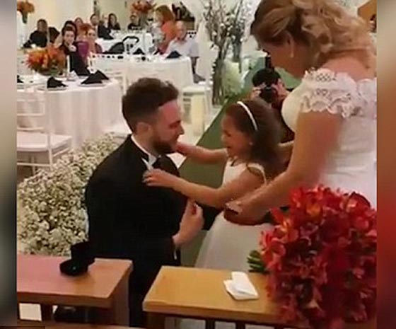 فيديو رومانسي: رجل يعد مفاجأة مؤثرة لابنة زوجته في حفل زفافه صورة رقم 3 فيديو رومانسي: رجل يعد مفاجأة مؤثرة لابنة زوجته في حفل زفافه صورة رقم 3