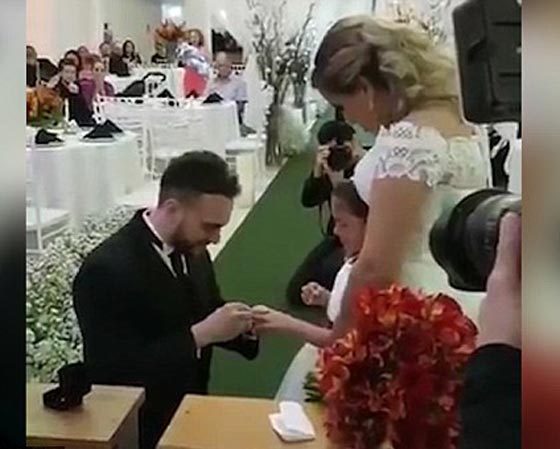 فيديو رومانسي: رجل يعد مفاجأة مؤثرة لابنة زوجته في حفل زفافه صورة رقم 2 فيديو رومانسي: رجل يعد مفاجأة مؤثرة لابنة زوجته في حفل زفافه صورة رقم 2