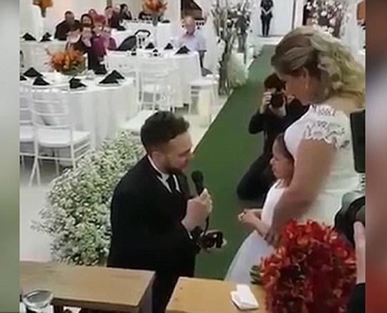فيديو رومانسي: رجل يعد مفاجأة مؤثرة لابنة زوجته في حفل زفافه صورة رقم 1 فيديو رومانسي: رجل يعد مفاجأة مؤثرة لابنة زوجته في حفل زفافه صورة رقم 1