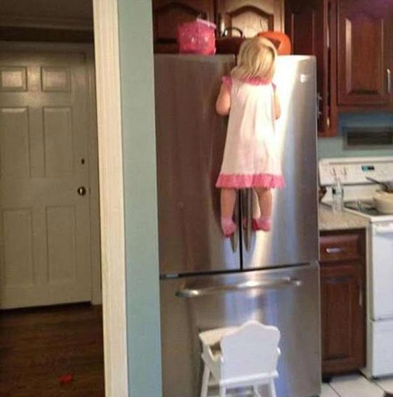  راقبوا اطفالكم لتفادي الصدمة! صور طريفة لكوارث الاطفال في المنزل صورة رقم 5