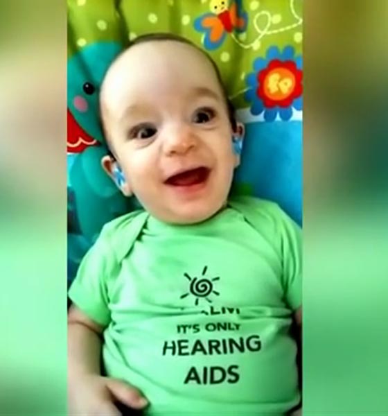 شاهد رد فعل طفل اصم يسمع صوت امه لاول مرة في حياته صورة رقم 1