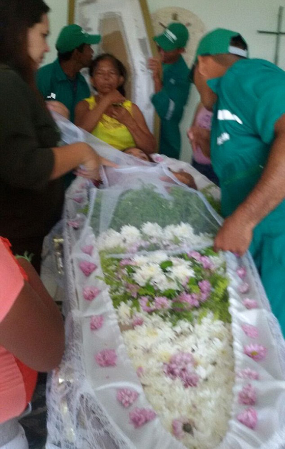 برازيلية تحقق حلمها بالموت وكانت جنازتها اسعد ايام حياتها.. فيديو صورة رقم 5