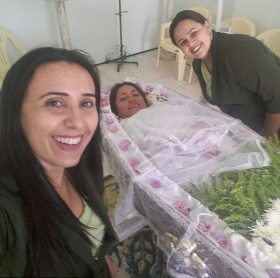  برازيلية تحقق حلمها بالموت وكانت جنازتها اسعد ايام حياتها.. فيديو صورة رقم 6