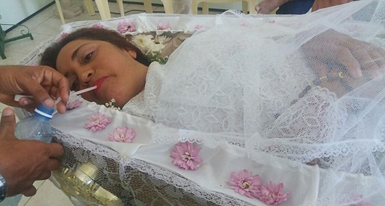  برازيلية تحقق حلمها بالموت وكانت جنازتها اسعد ايام حياتها.. فيديو صورة رقم 3