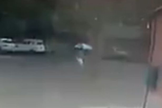 فيديو صادم.. صاعقة برق تصيب امرأة في الشارع وتطرحها ارضا صورة رقم 3 فيديو صادم.. صاعقة برق تصيب امرأة في الشارع وتطرحها ارضا صورة رقم 3
