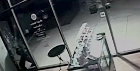 فيديو: نادلة تسقط في مقهى بطريقة غريبة بعد محاولتها فتح باب مكسور بظهرها صورة رقم 1 فيديو: نادلة تسقط في مقهى بطريقة غريبة بعد محاولتها فتح باب مكسور بظهرها صورة رقم 1