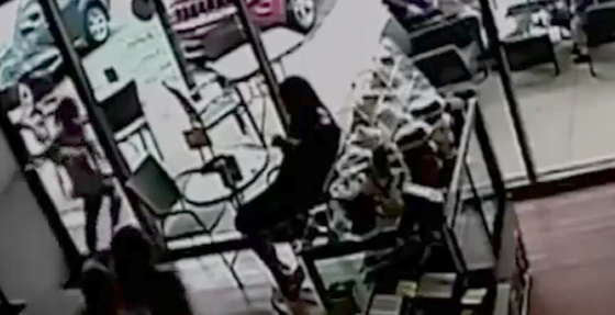 فيديو: نادلة تسقط في مقهى بطريقة غريبة بعد محاولتها فتح باب مكسور بظهرها صورة رقم 3 فيديو: نادلة تسقط في مقهى بطريقة غريبة بعد محاولتها فتح باب مكسور بظهرها صورة رقم 3