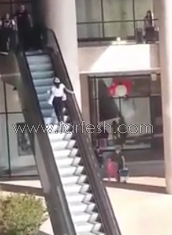 فيديو مضحك: امرأة تتعرض لموقف محرج وتتحدى السلم الكهربائي! صورة رقم 2 فيديو مضحك: امرأة تتعرض لموقف محرج وتتحدى السلم الكهربائي! صورة رقم 2