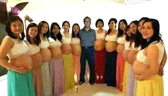بالفيديو.. رجل هندي لديه 13 زوجة وجميعهن حوامل في نفس الشهر صورة رقم 1 بالفيديو.. رجل هندي لديه 13 زوجة وجميعهن حوامل في نفس الشهر صورة رقم 1