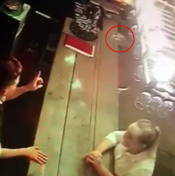 شبح يحرك الكؤوس في حانة للفت نظر النادلة ويثير ذعر روادها.. فيديو صورة رقم 1