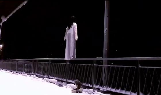 فيديو طريف.. كيف تصرف هؤلاء عندما شاهدوا فتاة تنتحر من مرتفع؟ صورة رقم 1 فيديو طريف.. كيف تصرف هؤلاء عندما شاهدوا فتاة تنتحر من مرتفع؟ صورة رقم 1