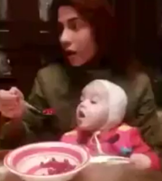 فيديو طريف: شاهد رد فعل طفلة تحاول تذوّق الرمان الذي تتناوله أمها صورة رقم 3 فيديو طريف: شاهد رد فعل طفلة تحاول تذوّق الرمان الذي تتناوله أمها صورة رقم 3