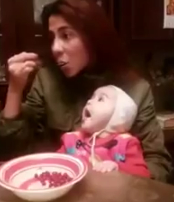 فيديو طريف: شاهد رد فعل طفلة تحاول تذوّق الرمان الذي تتناوله أمها صورة رقم 4 فيديو طريف: شاهد رد فعل طفلة تحاول تذوّق الرمان الذي تتناوله أمها صورة رقم 4