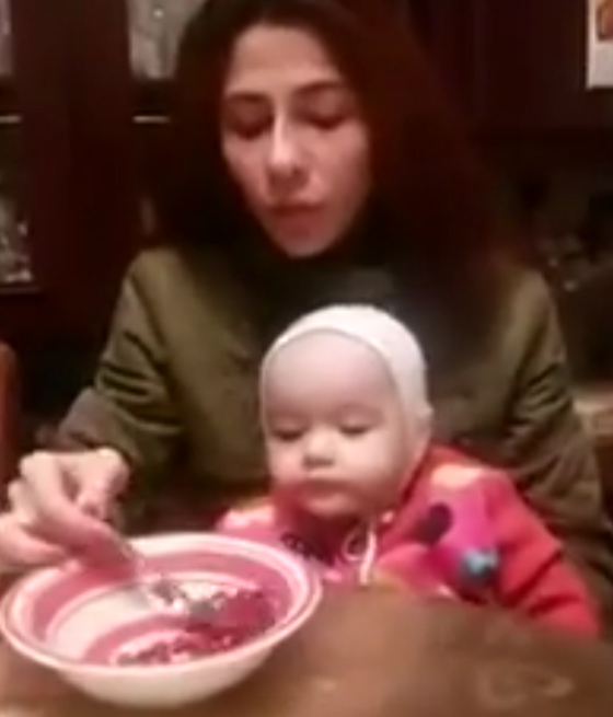 فيديو طريف: شاهد رد فعل طفلة تحاول تذوّق الرمان الذي تتناوله أمها صورة رقم 1 فيديو طريف: شاهد رد فعل طفلة تحاول تذوّق الرمان الذي تتناوله أمها صورة رقم 1